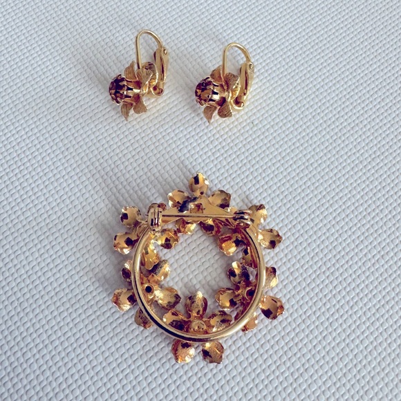 Vintage Goldtone Flower Brooch and Earring Set - Picture 2 of 3